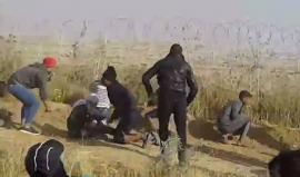 لحظة ارتقاء شهيد وإصابة عدد من المواطنين المشاركين في مسيرة العودة شرق غزة اثر اطلاق الاحتلال النار عليهم بشكل مباشر