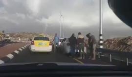 قوات خاصة اسرائيلية (مستعربون) تنصب حواجز لتفتيش الفلسطينيين على شارع 60 قرب قرية مخماس شمال القدس المحتلة

تصوير: محمد سمرين