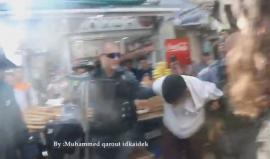 #فيديو اعتداء وحشي من قبل جنود الاحتلال على شاب فلسطيني جريح عند باب العامود بالقدس المحتلة 

تصوير: محمد قاروط ادكيدك