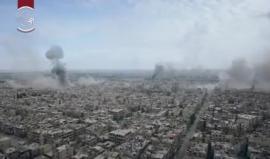 يحدث في الغوطة الشرقية .. 

#شاهد تصوير جوي يظهر لحظة تعرض الأحياء السكنية في مدينة دوما بـ الغوطة الشرقية للقصف الجوي