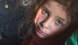 رغم ألمها.. طفلة سورية تحاول التخفيف من عن والدها الذي أصيب بالقصف الجوي على مدينة الرستن بريف حمص الشمالي اليوم