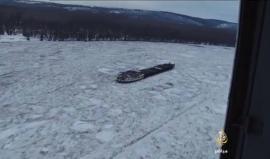 مهمة إنقاذ عاجلة لسفينة محاصرة في نهر متجمد