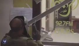 #شاهد عملية المداهمة التي نفذها جيش الاحتلال  فجر الخميس لمقر اذاعة منبر الحرية ومصادرة معداتها.