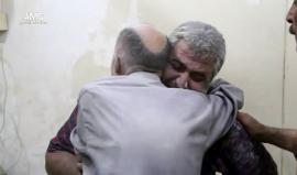 قهر الرجال في #حلب .. 
رجلان يبكيان منزلهما اللذان دمرتهما غارة جويّة استهدفت حي الصالحين ظهر اليوم 
تصوير: جواد الرفاعي 
مركز حلب الإعلامي