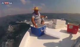 أسماك "سامة" تغزو البحر المتوسط !

110 أنواع جديدة من الأسماك تغزو البحر المتوسط. وأثبتت الدراسات أن بعضها شديد الخطورة على صحة الإنسان، لاحتوائه على كميات كبيرة من السموم

المصدر: سكاي نيوز