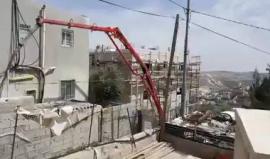 قوات الاحتلال تغلق بـ "الباطون" منزل الشهيد فادي القنبر وتعتقل والده وشقيقه في بلدة جبل المكبر بالقدس المحتلة صباح اليوم