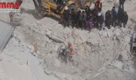 22 شهيداً بينهم نساء وأطفال جراء غارات الطائرات الحربية على مدينة #إدلب 
مركز المعرة الإعلامي