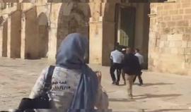 #شاهد حراس المسجد الأقصى يجبرون شرطة الاحتلال على اخراج مستوطن أدى صلوات تلمودية داخل باحات المسجد