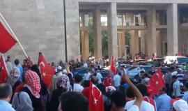 #شاهد .. متظاهرون أتراك من أمام البرلمان في أنقرة يطالبون بسرعة محاكمة المتورطين بمحاولة الإنقلاب الفاشلة . 

تصوير : Hamada H. Shaat