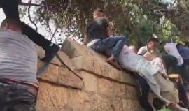 #شاهد شهيد بلدة الطور بالقدس محمد أبو غنام، لحظة اخراج جثمانه خوفا من احتجاز الاحتلال له