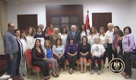 أكد لهم أن يده ممدودة للسلام "لينعم الشعب الإسرائيلي والفلسطيني ". 
#شاهد .. رئيس السلطة وحركة فتح محمود عباس يستقبل وفدًا نسائيا " إسرائيليا " في مكتبه برام الله بحضور عضو اللجنة المركزية لحركة فتح محمد المدني.