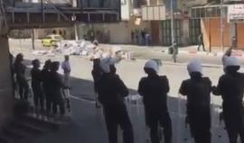 #شاهد | قوات السلطة تنتشر في منطقة باب الزاوية بالخليل وتمنع  الشبان بالقوة من الوصول لمواجهة قوات الاحتلال .