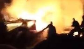 #شاهد فلسطينيون في باقة الغربية بالداخل المحتل يحاولون إطفاء الحرائق التي وصلتهم اثر إهمالهم من قبل سلطات الاحتلال .