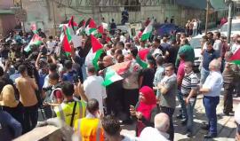 #شاهد مسيرة انطلقت من مسجد الشيخ علي بكاء بعد صلاة الجمعة بإتجاه البلدة القديمة في الخليل رفضاً لمنح الاحتلال للمستوطنين سلطة ذاتية.
 
تصوير ابو عماد جابر