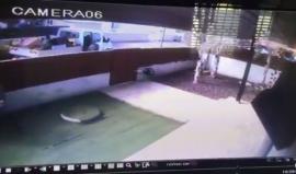 #شاهد الاحتلال ينشر فيديو للحظة سقوط صاروخ محلي في سديروت ونجاة أحد المستوطنين بأعجوبة