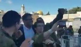#شاهد جنود الاحتلال يلتقطون الصور عند حائط البراق مع عضو الكنيست أورين حزان والذي التقط صورة سيلفي مع الرئيس الأميركي دونالد ترامب