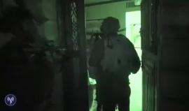 #شاهد جيش الاحتلال يعتقل 10 فلسطينيين ويصادر بنادق وذخائر خلال اقتحامه قلقيلية في الضفة الغربية فجر اليوم