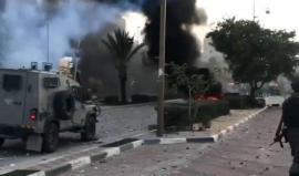 #شاهد إطلاق قوات الاحتلال لقنابل الغاز السام خلال المواجهات العنيفة اليوم على المدخل الشمالي لمدينة البيرة قرب مفرق مستوطنة "بيت إيل" . 
تصوير أحمد أبو الرب