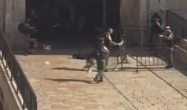 اللحظات الأولى من إعدام قوات الاحتلال فلسطينية استشهدت أمام باب العامود بالقدس المحتلة .