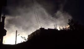 #شاهد
سوريا: حرائق في منازل المدنيين بعد استهداف مدينة #كفرحمرة من قبل الطيران الحربي بالقنابل الفوسفورية الحارقة .