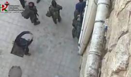 #شاهد لحظة اعتقال قوات الاحتلال للشاب مصعب جابر من منزله بعد اعتداء المستوطنين اليهود على عائلة قفيشه في منطقة السهلة بالقرب من المسجد الابراهيمي في الخليل.