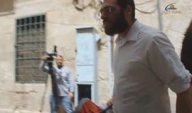 مستوطن يدفع القرآن الكريم بيده عند أحد أبواب الأقصى ويشتم النساء المبعدات عنه