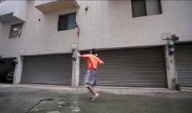 صيني يلاعب الريح تنس الريشة في اعصار "مانغكوت"