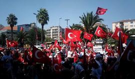 توافد الجماهير التركية إلى ميدان يني كابي للمشاركة في المليونية الرافضة لمحاولة الانقلاب
#شاهد #فيديو #تركيا