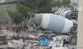 #فيديو الاحتلال يحاصر منزل الشهيد فادي القنبر بالتزامن مع عملية إغلاقه بالاسمنت المسلحة