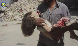 انتشال طفلة ومدنيين شهداء من تحت أنقاض منازلهم جراء القصف الجوي على حي طريق الباب في #حلب 
(مشاهد قاسية +18)