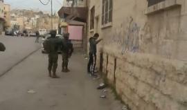 قوات الاحتلال تُنكل بالأطفال في المنطقة الجنوبية بالخليل، قبل قليل.