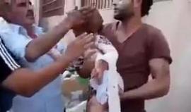 ترتعش يداه من الحروق، فوضعوا الطين على رأسه لتخفيف لهيبها ! 
أصيب بالقصف الجوي على حي الوعر المحاصر في #حمص