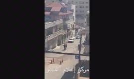 #شاهد قوات الاحتلال تهاجم منازل المواطنين في قرية العيساوية بالقدس المحتلة