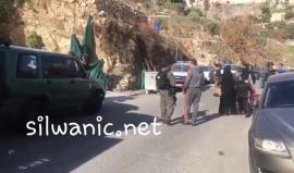 طواقم بلدية الاحتلال برفقة الجنود تغلق حي العباسية في القدس وتنتشر في شارعه