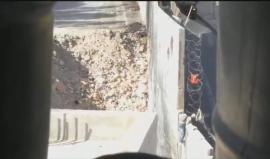 #شاهد | قوات الاحتلال تنشر مقطع فيديو لقنص فتى فلسطيني بعد أن صعد على الجدار الفاصل لرشق الجنود بالحجارة