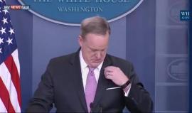 بالفيديو: موقف محرج للمتحدث باسم البيت الأبيض