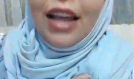 #مباشر الصحفية حنين وردة تروي ما تعرضت له من اعتداء على يد مؤيدي عباس وأمن سفارة السلطة في بيروت خلال مظاهرة تطالب برفع العقوبات عن غزة . #ارفعوا_العقوبات