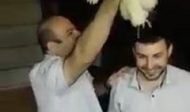 هذا مـا يفعله اليهود في ما يسمى بـ عيد الغفران !

يستخدمون الدجاج لتطهير أنفسهم حسب معتقداتهم