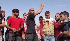 "لم آتي إلى هنا من أجل الموت" .. رسالة من لاجئ فلسطيني خلال جمعة #حرق_العلم شرقي خان يونس.
تصوير: محمود أبو راضي