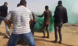 #شاهد
 طائرة مسيرة تلقي قنابل غاز خانق أخضر اللون صوب المتظاهرين شرق جباليا شمال قطاع غزة .
تصوير محمد المصري