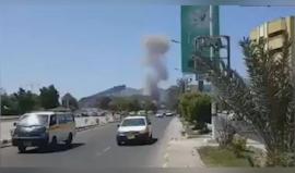 #شاهد قتلى وجرحى من قوة الحماية الرئاسية بانفجارين استهدفا معسكرا للجيش في عدن