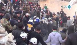 #شاهد| فرق الدفاع المدني تنقذ شاباً من تحت الأنقاض في مدينة بنش بريف إدلب