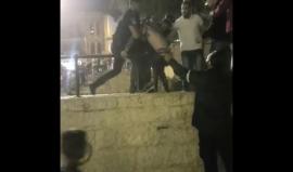 فيديو يظهر لحظة تعرض فتى فلسطيني لاعتداء وحشي من قبل جنود الاحتلال بمنطقة باب العامود في #القدس