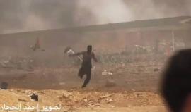 #شاهد لحظة رفع العلم الفلسطيني بالقرب من السلك الزائل أمام قناصة الاحتلال
تصوير: أحمد الحجار