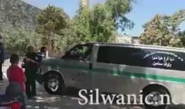 قوات الاحتلال توقف سيارة الموتى عند نقلها جثمان بمنطقة باب الاسباط وتفتشها قبل دخولها الى المسجد الاقصى المبارك.