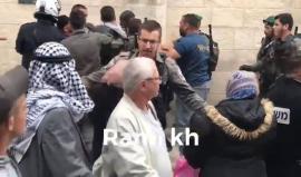 #شاهد قوات الاحتلال تعتقل الشابين حمزة قنيطة وأحمد الباسطي في القدس المحتلة بعد الاعتداء عليهم