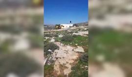 #فيديو قوات الاحتلال تجرف أرض المواطن عطا جابر قرب مستوطنة "خارصينا" بالخليل