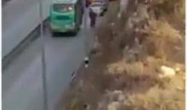 #شاهد 
 إصابة 3 جنود عقب استهداف مركبتهم بالحجارة قرب بلدة الرام شمال القدس المحتلة مساء اليوم.