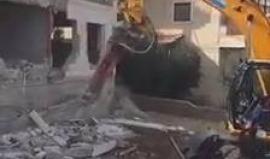 #شاهد قوات الاحتلال تجبر مقدسيا على هدم منزله بنفسه في قرية العيساوية بالقدس المحتلة