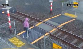 #شاهد امرأة تنجو من الموت بأعجوبة قبل أن تدوسها عجلات القطار في نيوزيلندا